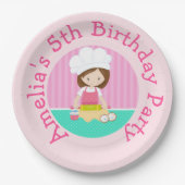 キュートブルネットヘアガールベーキングバースデーパーティー ペーパープレート (正面)
