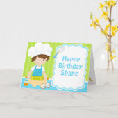 キュートブルネットヘアボーイベーキングバースデーパーティー カード (黄色い花)