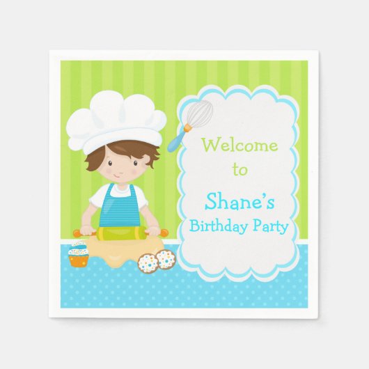 キュートブルネットヘアボーイベーキングバースデーパーティー スタンダードカクテルナプキン (正面)
