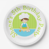 キュートブルネットヘアボーイベーキングバースデーパーティー ペーパープレート (正面)