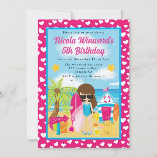 キュートブルネットヘアードガールビーチ子供の誕生日 招待状 (正面)