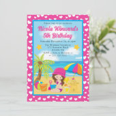 キュートブルネットヘアードガールビーチ子供の誕生日 招待状 (スタンド正面)