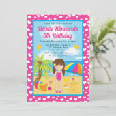 キュートブルネットヘアードガールビーチ子供の誕生日 招待状 (スタンド正面)