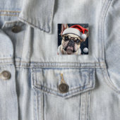 キュートブルフランスのドッグサンタクリスマスホリデーデザイン 缶バッジ (インサイチュ)