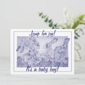 キュートブルーバニーラビットアート男の赤ちゃん パーソナライズされた 案内状 (スタンド正面)