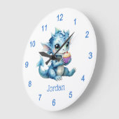 キュートブルーベビードラゴン食べズのカップケーキ ラージ壁時計 (傾斜)