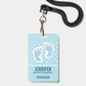 キュートブルー男の赤ちゃん足イラストレーション バッジ (裏面（ネックストラップ付）)