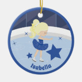 キュートブロンドアイススケートで滑るガールカスタムブルークリスマス セラミックオーナメント (正面)