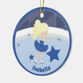 キュートブロンドアイススケートで滑るガールカスタムブルークリスマス セラミックオーナメント (左)