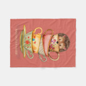 キュートヘッジホッグティーカップピンクトドラー乳児 フリースブランケット (正面(横))