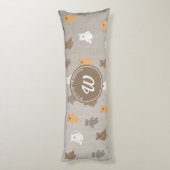 キュートベアーパターンイニシャルモノグラム ボディピロー (裏面 (縦))