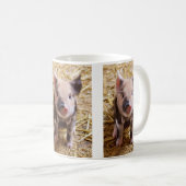 キュートベビーピグレットファーム動物納屋周囲の庭ベビー コーヒーマグカップ (正面右)