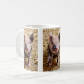 キュートベビーピグレットファーム動物納屋周囲の庭ベビー コーヒーマグカップ (正面左)