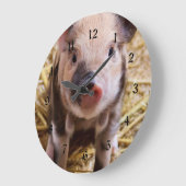 キュートベビーピグレットファーム動物納屋周囲の庭ベビー ラージ壁時計 (傾斜)