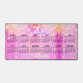 キュートホットピンクレインボーグリッタードリップスモノグラム デスクマット (正面)