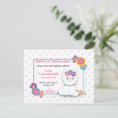 キュートホワイトラマドットファースト誕生日招待状 ポストカード (スタンド正面)