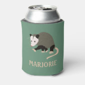キュートポッサムイラストレーションライトグリーンパーソナライズされた 缶クーラー (缶裏面)