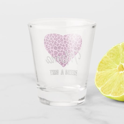 キュートマワードアートオンピンクヒョウパターン（の模様が）あるハート ショットグラス (裏面)