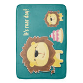 キュートライオンアンドベビークブ子供の誕生日 バスマット (正面縦)