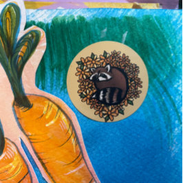 キュートラクーンデイジーフラワーアート ラウンドシール