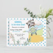 キュートラクーンパイロットブルードットファースト誕生日パーティー 招待状 (スタンド正面)