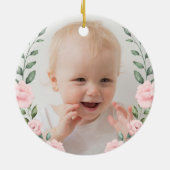 キュートラムピンクフローラリースベビー初めてのクリスマス セラミックオーナメント (裏面)