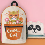 キュートレトロクールキャットタイポグラフィテラコッタプランター プリントバックパック<br><div class="desc">サングラスをかぶり、棚田の外を覗き込むいたずらっぽい猫が登場する可愛らしいリュックサックで、こちらもファスナー付きのフロントポケットデザイン。フローラ、デイジーを含む要素、ピンク、オリーブグリーン、オレンジ、サンゴ、白の色合いの星アクセントは、主なモチーフを完全に補完する。レトロ読タイポグラフィクール、プランターポット上の"Cat"。サイドとトップは、一致するカラーブロックデザインを含む。猫や花が大好きなカラフルにピッタリの可愛いランドスケープ！*オリジナルのアートワークby Tracey Khalei / Orabellaプリント.</div>