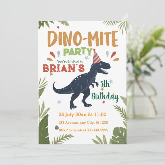 キュート恐竜のローアルボーイ誕生日 招待状 (スタンド正面)