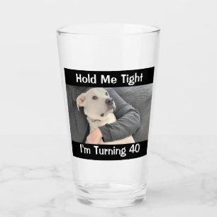キュート白犬が40おもしろい誕生日Glを回す タンブラーグラス