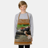 キュート納屋周囲の庭ファームアニマルブレックファーストパーソナライズされた エプロン (着用した状態)