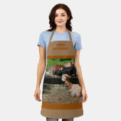 キュート納屋周囲の庭ファームアニマルブレックファーストパーソナライズされた エプロン (着用した状態)