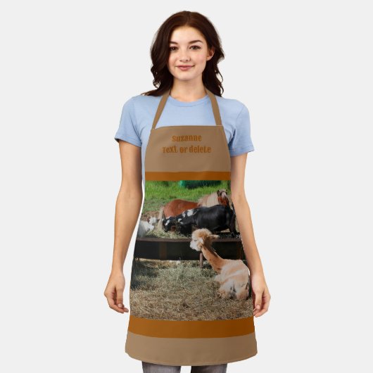キュート納屋周囲の庭ファームアニマルブレックファーストパーソナライズされた エプロン (着用した状態)