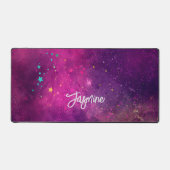 キュート虹彩ピンク宇宙銀河系モノグラム デスクマット (正面)