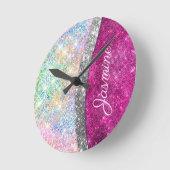 キュート虹色ピンクの銀フェイクグリッターモノグラム ラウンド壁時計 (傾斜)