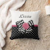 キュート黒ドットピンクローズシェブロン弓と名前 クッション (ブランケット)