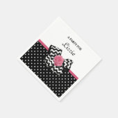 キュート黒ドットピンクローズシェブロン弓と名前 スタンダードカクテルナプキン (角)