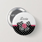 キュート黒ドットピンクローズシェブロン弓と名前 缶バッジ (正面&裏面)