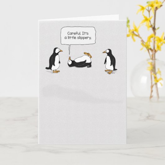 キュート&ペおもしろいンギンスリップまたは滑ることオンアイス誕生日 カード (黄色い花)