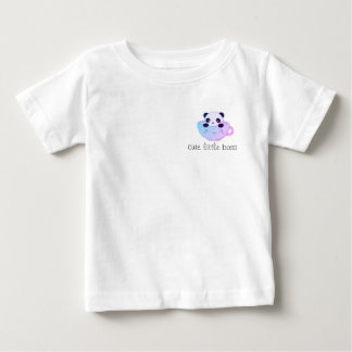 キュート リトル ボス - カップの中の可愛いパンダ ステッカー ベビーTシャツ