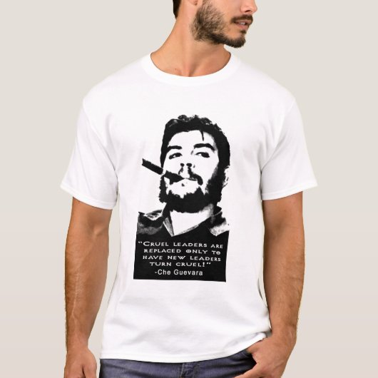 キューバのシガーを煙らしているChe Guevara疑い無し Tシャツ (正面)