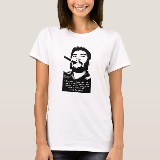 キューバのシガーを煙らしているChe Guevara疑い無し Tシャツ (正面)