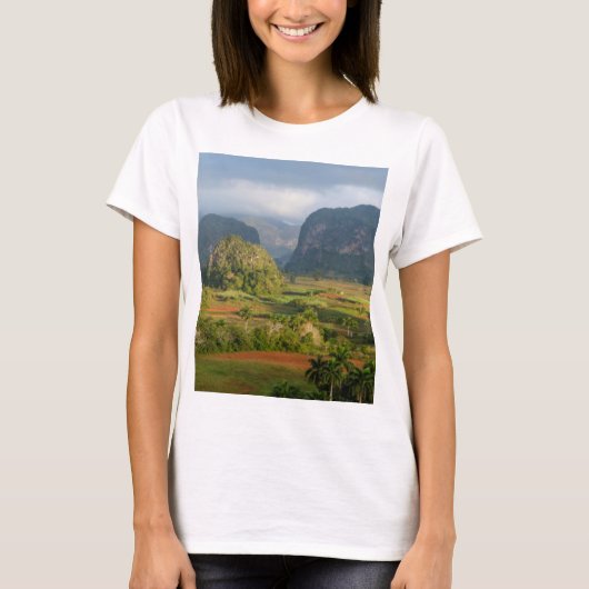 キューバのパノラマバレーの風景 Tシャツ (正面)