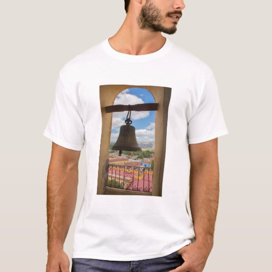 キューバの教会の塔の鐘 Tシャツ (正面)