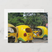 キューバの明るい黄色の楽しいココタクシー ポストカード (正面/裏面)