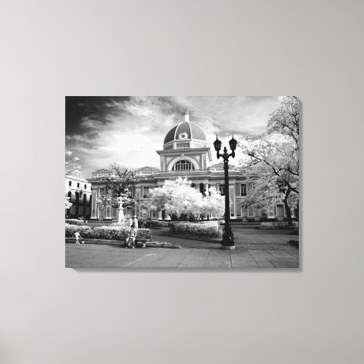 キューバのCienfuegosのInfra Red of Parliament キャンバスプリント (正面)