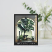 キューバ,ハバナの中庭をのぞき込む ポストカード (スタンド正面)