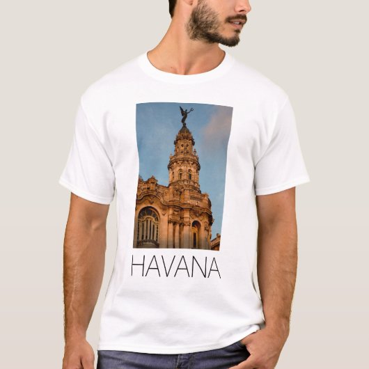キューバ ハバナの古い建物の尖塔 Tシャツ (正面)