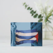 キューバ,ハバナの建物間のキューバ国旗 ポストカード (スタンド正面)