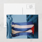 キューバ,ハバナの建物間のキューバ国旗 ポストカード (正面/裏面)