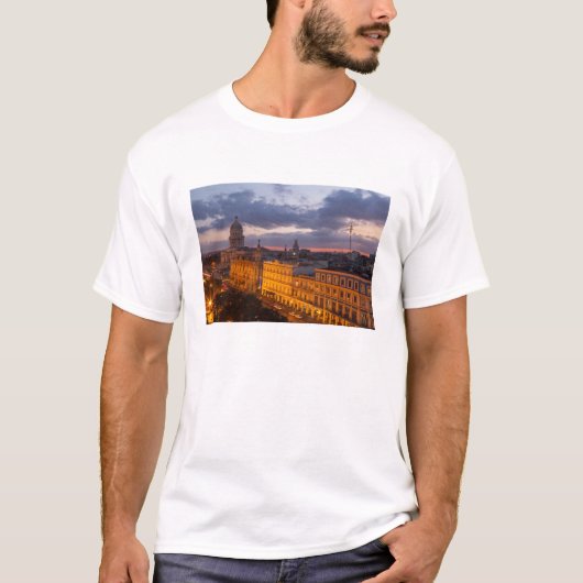 キューバ、ハバナ、夕日の町並み Tシャツ (正面)